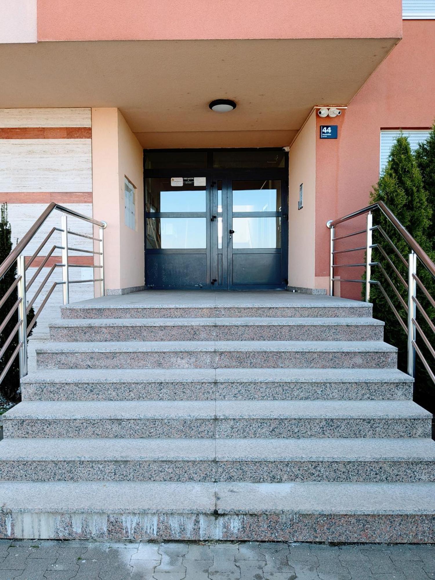 Doma-Lu Apartment-Near Airport And Highway- Free Parking Velika Mlaka Bagian luar foto